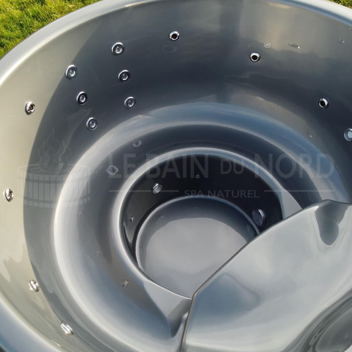 Bain-nordique-rond-14-jets-cuve-acrylique-grise