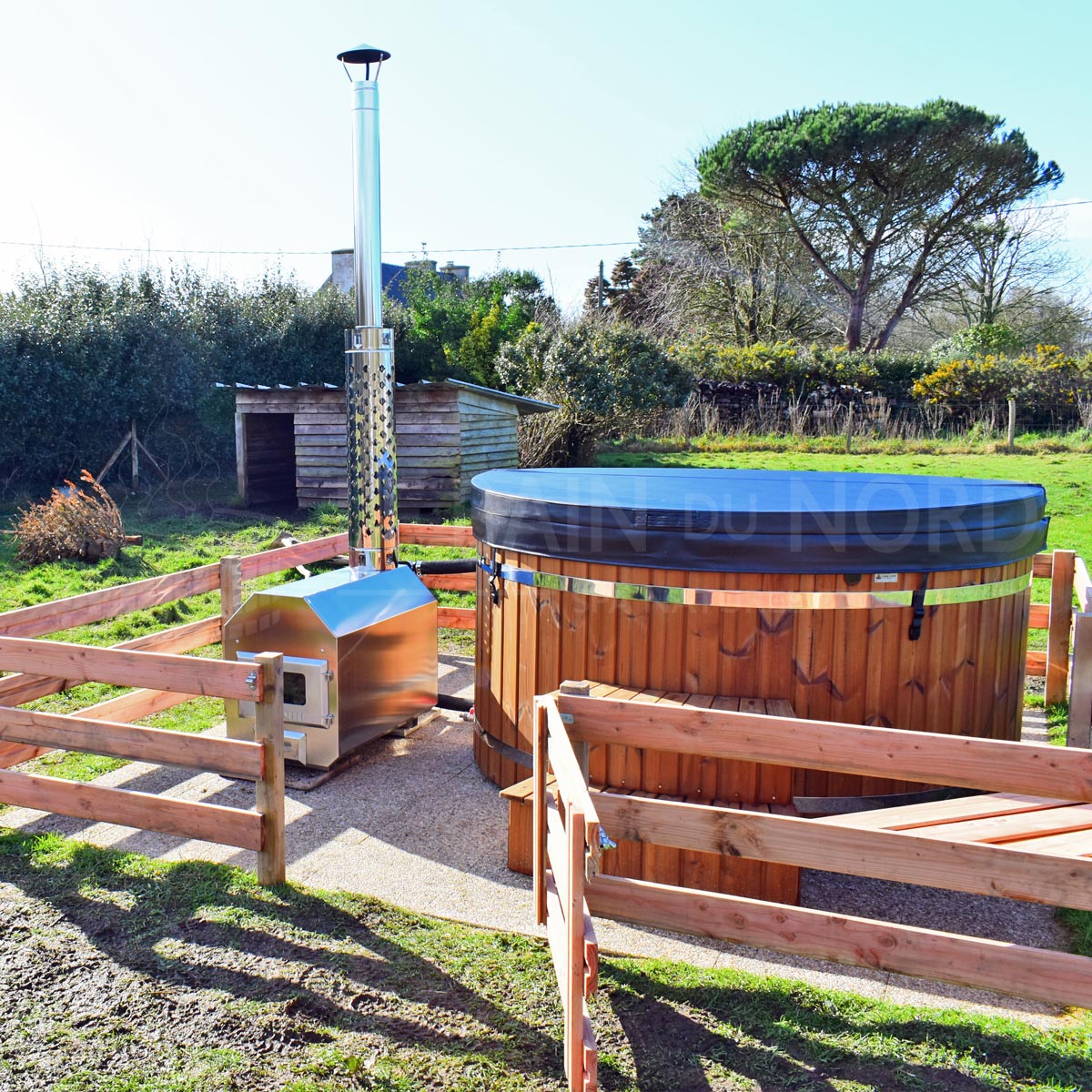 bain nordique ronr avec un poêle externe dans jardin